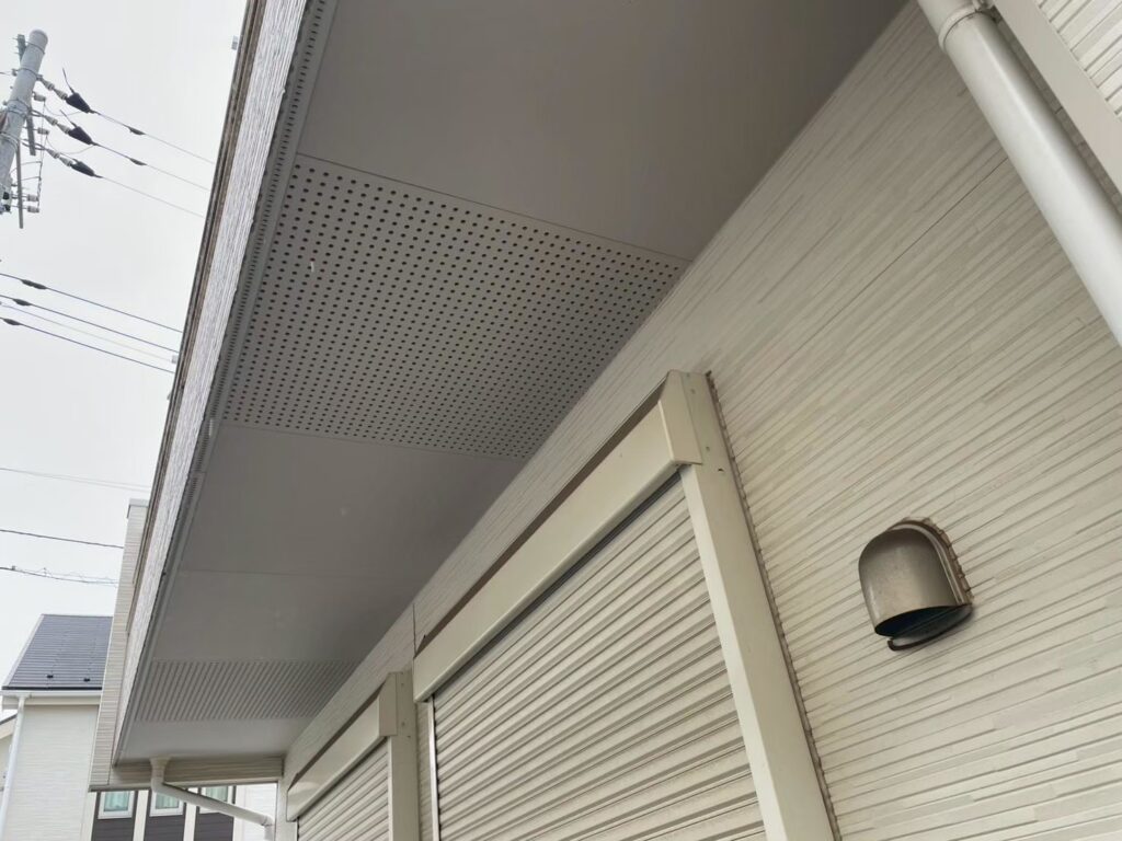 軒天は、カビが繁殖しやすいケイカル素材が使用されていましたので、専用の防カビ塗料を使用します。