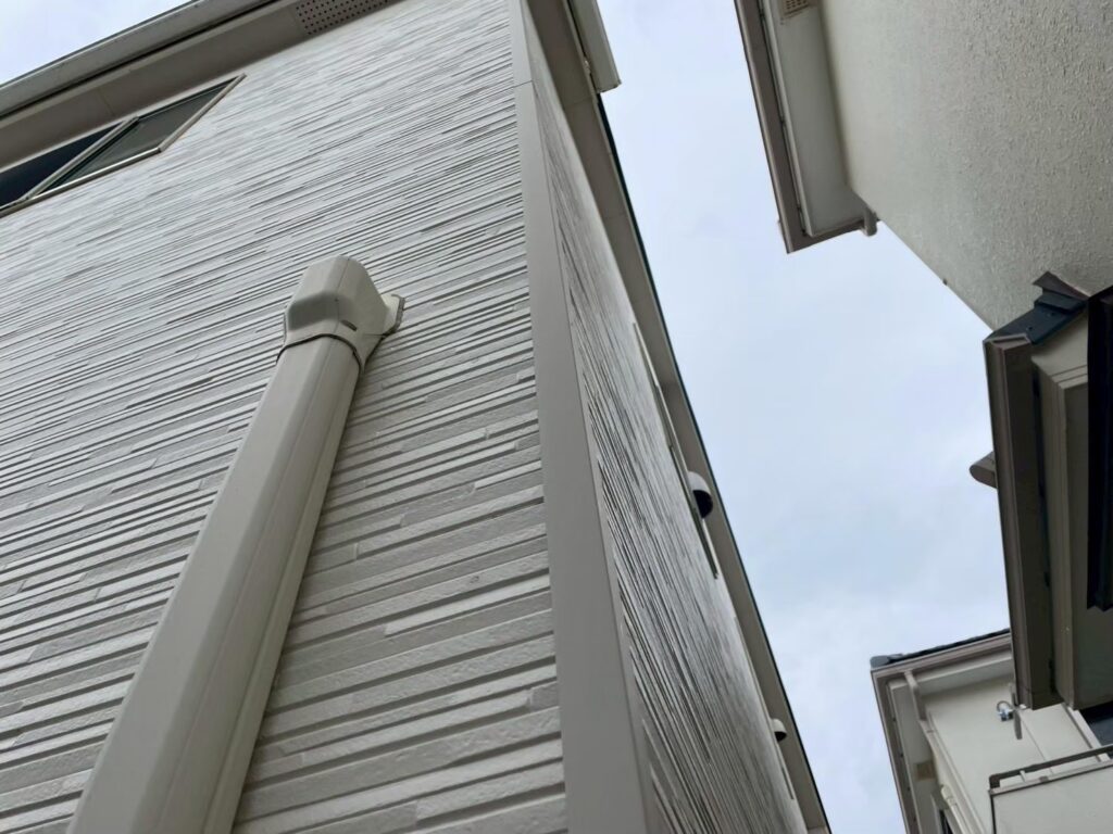 外壁の出隅板金は、外壁と一緒に塗装します。板金部分の下塗りには錆止めを使用します。