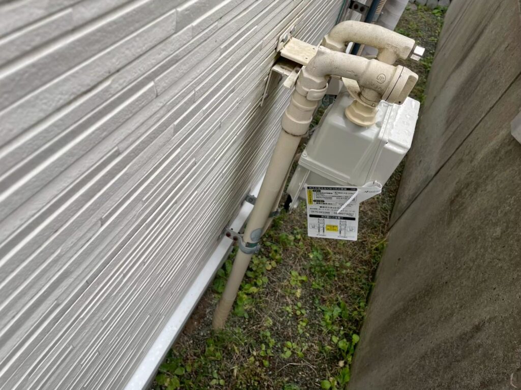 ガスメーターは、配管部分のみ下地処理後、外壁と一緒に塗装します。