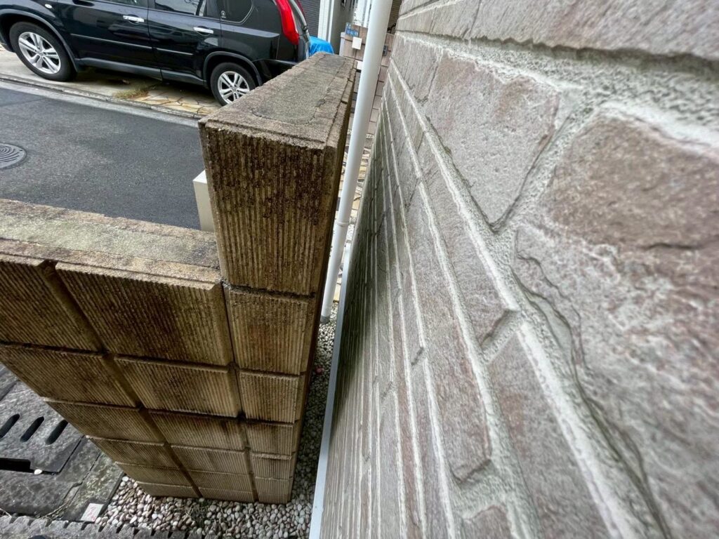 ブロック塀裏は細いローラーが入りますので、塗装します。