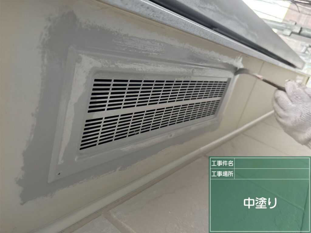 下塗り後にマックスシールド1500F-JYを使用し、色を乗せながら均一な厚みの塗膜を形成していきます。