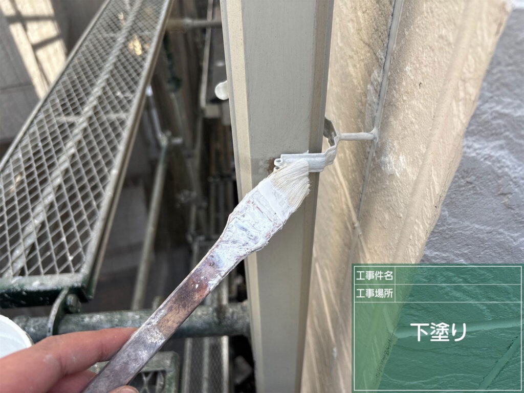 ケレンを施した竪樋に、塗料の密着性をより強固にするための下塗りを施します。