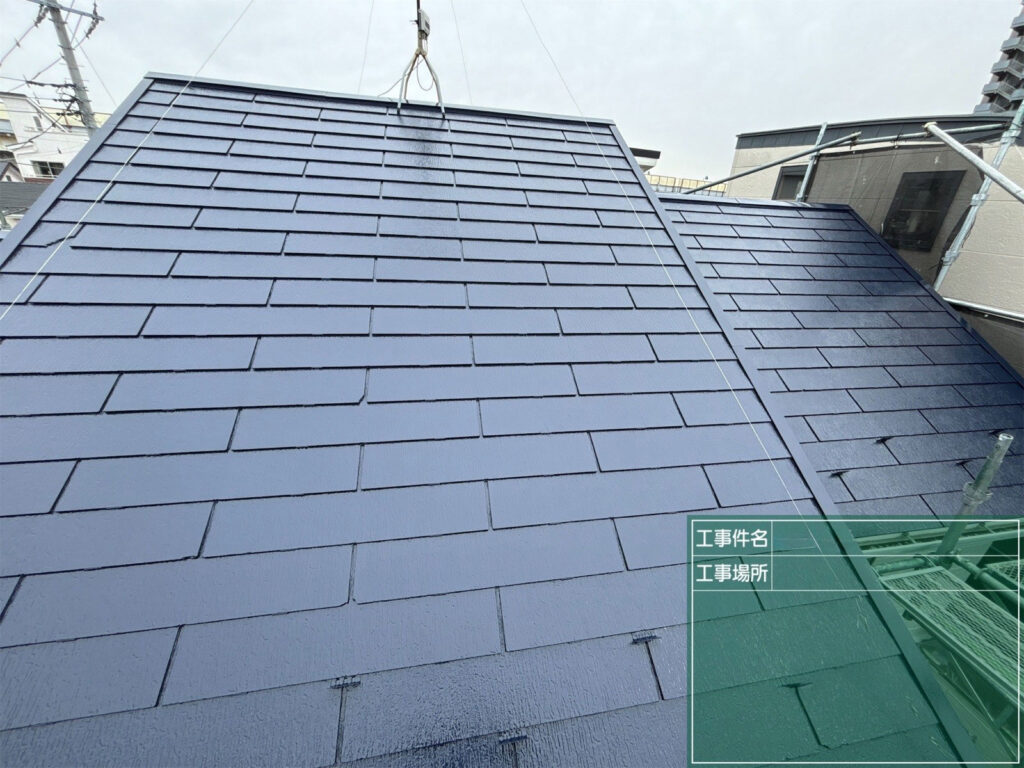 スーパーシャネツサーモFのミッドナイトブルーが、お住まいの印象をグッと引き締めます。タスペーサーによる縁切りも行い、ノンアスベスト材の懸念点だったひび割れや色褪せ、遮熱対策もバッチリです。