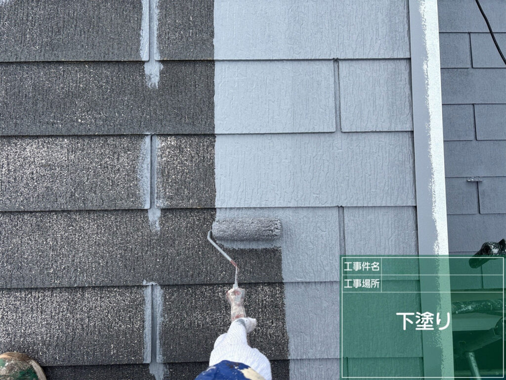 ノンアスベストの屋根材を補強し、上塗り塗料の吸い込みを抑えるための専用下塗り材を隅々まで塗布します。