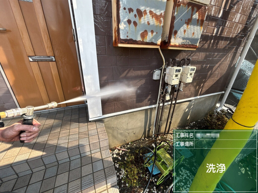 【高圧洗浄｜外壁】<br />
外壁や設備まわりなどの汚れを洗い落とします。塗装後の浮きやムラを防ぐ下地に整えます。