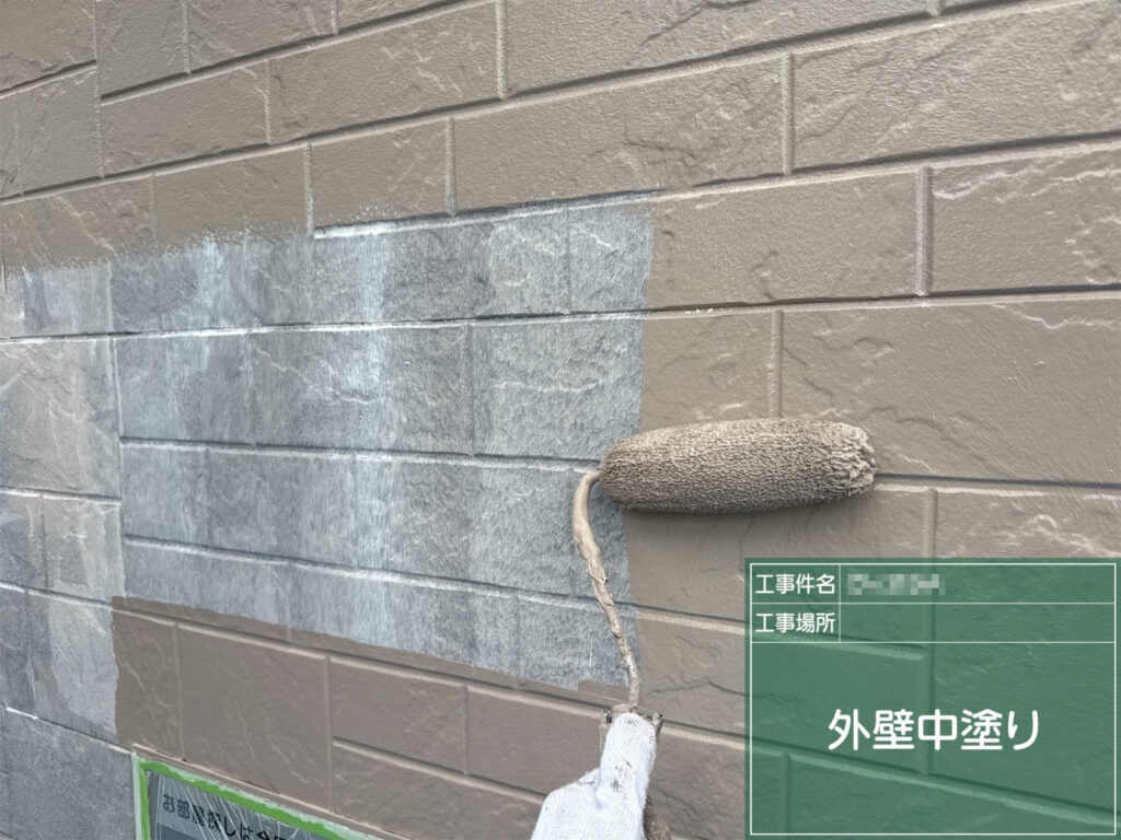 【中塗り｜外壁】<br />
低汚染性を備えた塗料で中塗りします。外壁を保護する塗膜の厚みを確保します。