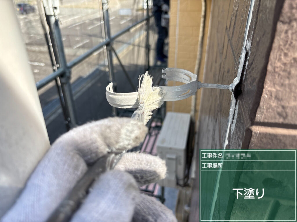 【下塗り｜雨樋金具】<br />
雨樋金具に下塗りを行います。上塗り塗料が密着しやすい下地を形成します。