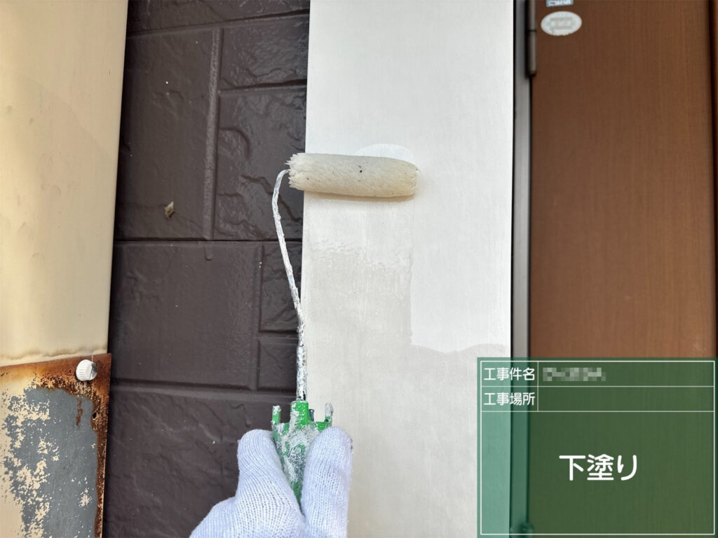 【下塗り｜鉄部】<br />
鉄部の下塗りを行います。素材と塗料の密着性を高め、仕上がりを安定させます。