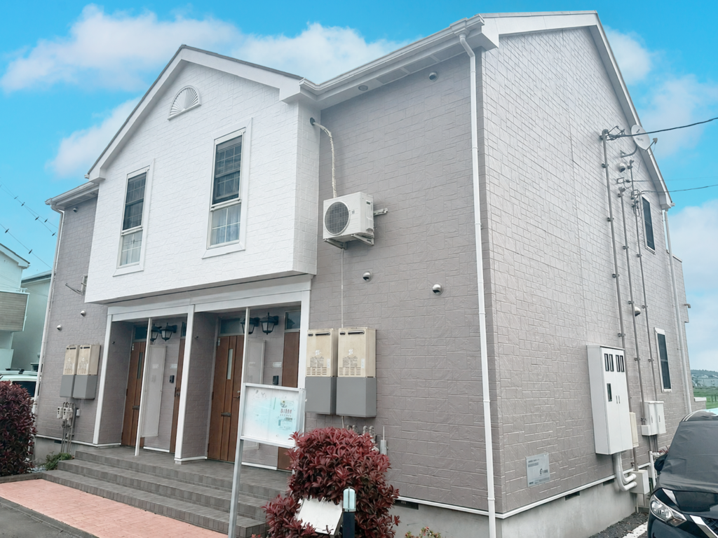 屋根・外壁・付帯部を塗装し、建物全体の印象を統一しました。低汚染性や遮熱性を備えた塗料を使用し、美観と保護性に配慮しています。