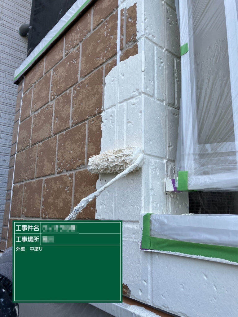 【中塗り｜外壁】<br />
中塗りで色を乗せながら、塗膜の厚みを確保します。紫外線や雨風から外壁を守る保護層を形成していきます。