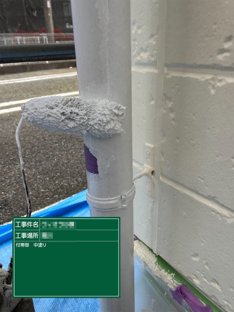 【中塗り｜竪樋】<br />
雨樋に中塗りを行います。塗膜の厚みを確保し、紫外線や雨水による劣化を防ぎやすくします。