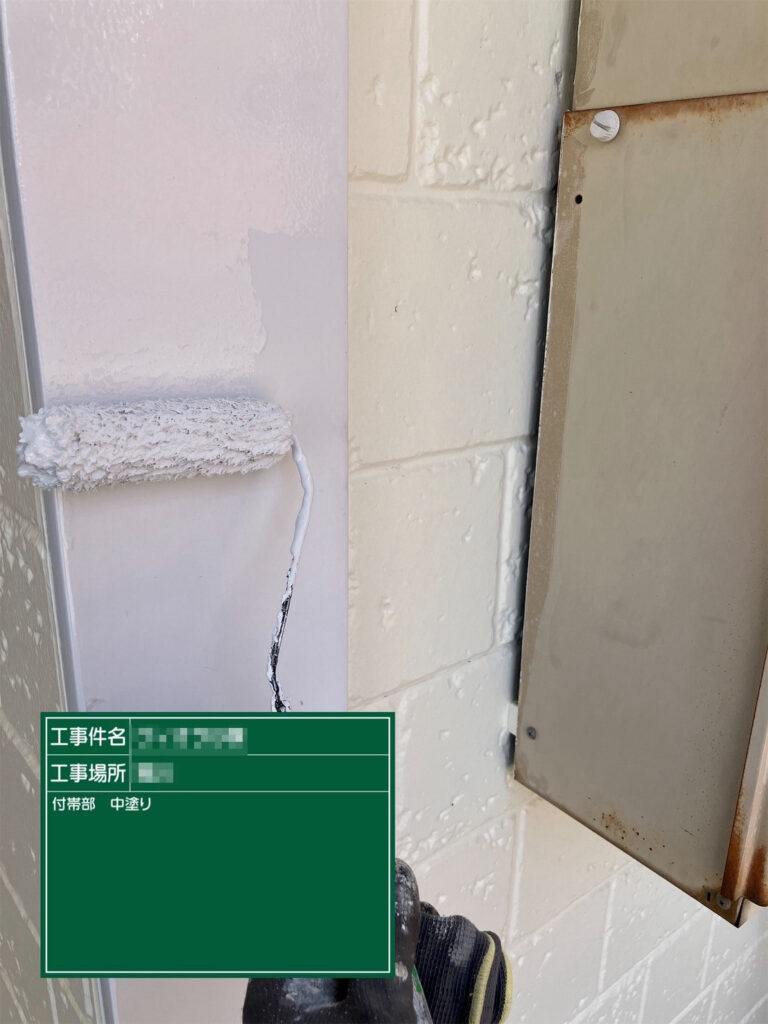 【中塗り｜鉄部】<br />
中塗りを行います。塗膜を重ねることで、外部環境に耐えやすい保護層を形成します。