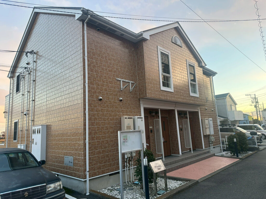 外壁全体に色あせやチョーキングが見られ、塗膜の防水性低下が気になる状態でした。
