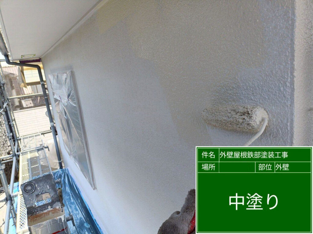 超低汚染性と耐候性に優れた超低汚染リファイン1000MS-IRを中塗りし、仕上げの土台を作ります。