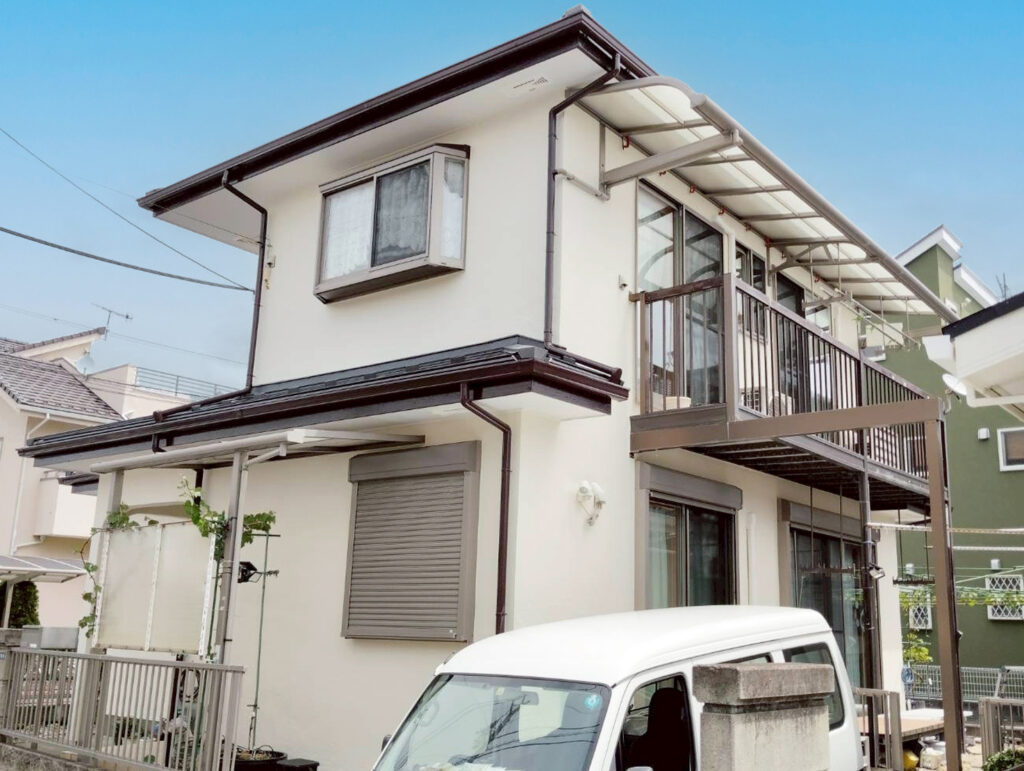 施工後：屋根のひび割れと外壁の色褪せを、金属屋根カバーと低汚染塗装で美観と耐候性のある外装へ