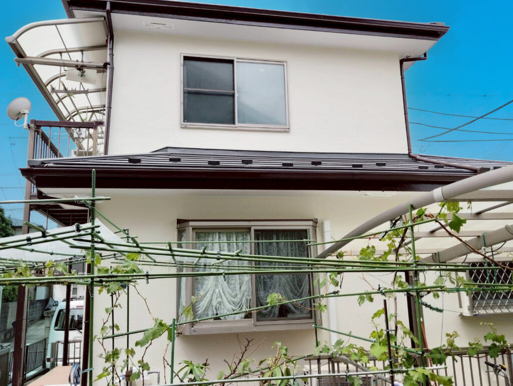 雨樋や鼻隠しをパイオニア色で統一し、軒天は明るいN-90で仕上げました。明るい外壁と濃色の付帯部にメリハリが生まれ、統一感のある外観になりました。