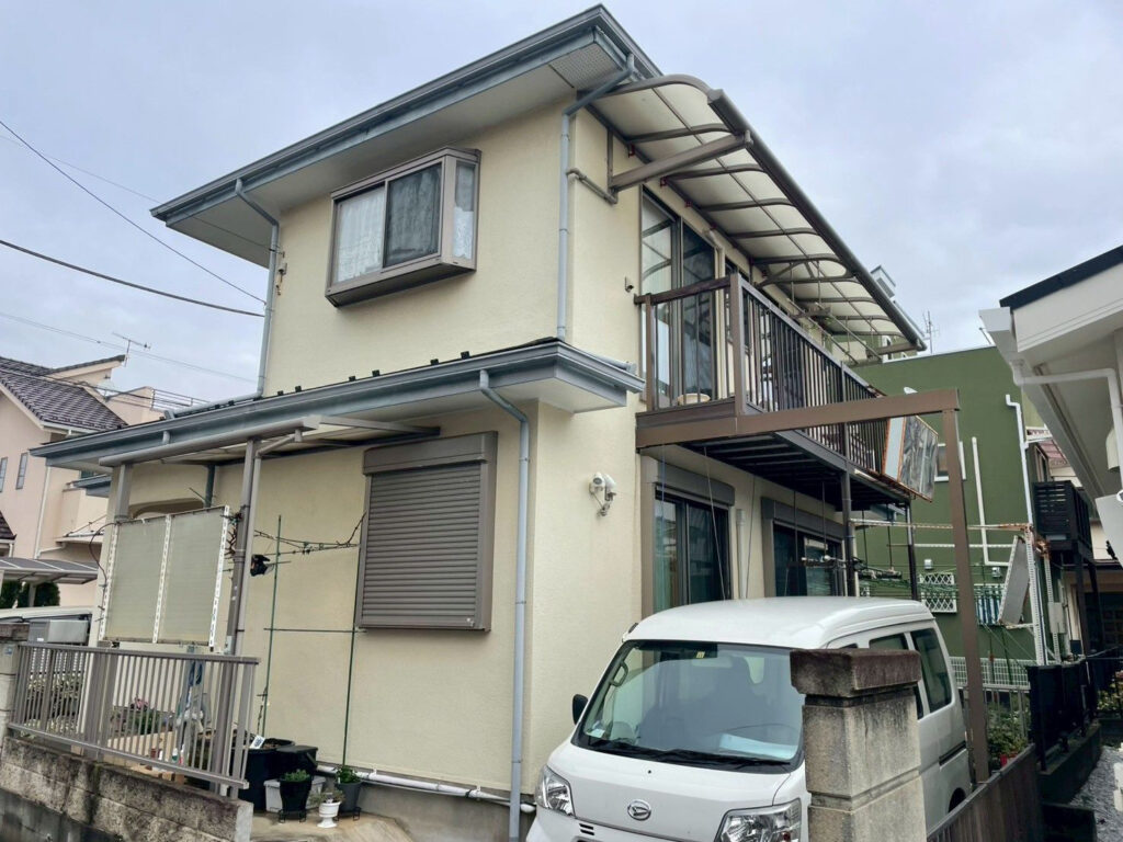 施工前：外壁には全体的な色褪せや汚れが見られ、塗膜の保護機能が低下している状態