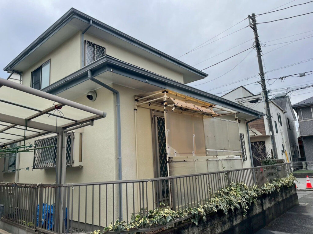 雨樋や鼻隠しなどの付帯部には、経年による色褪せや表面の汚れが見られる状態でした。