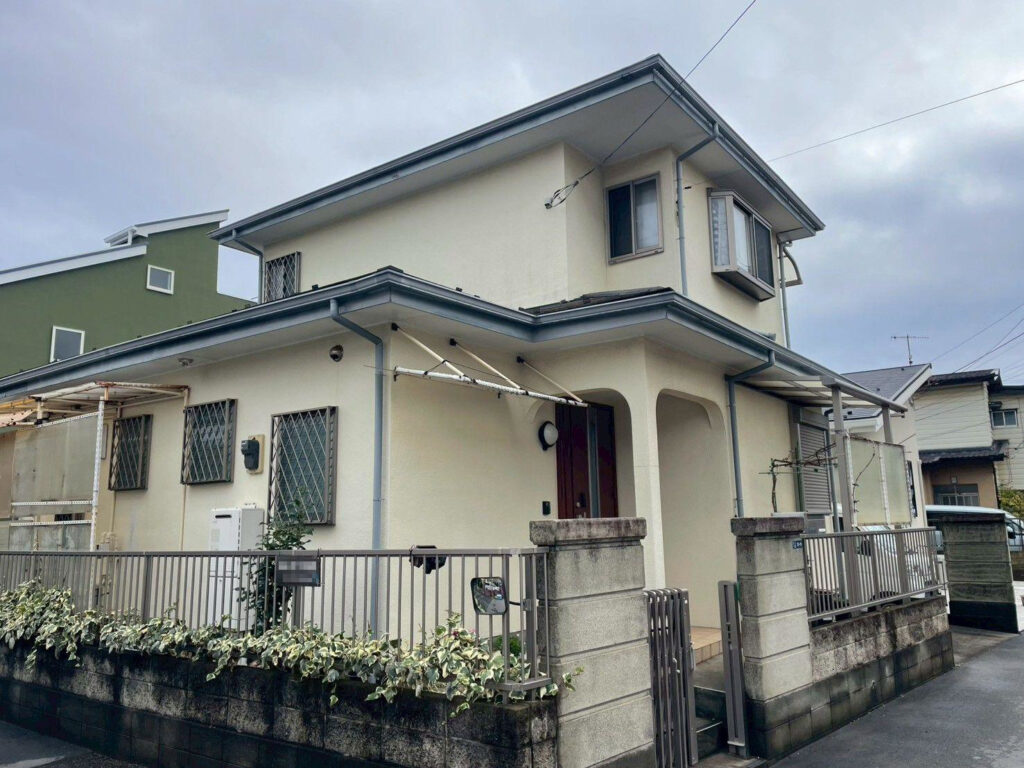 屋根材には複数のひび割れが見られ、棟板金の固定部にも緩みが確認される状態でした。