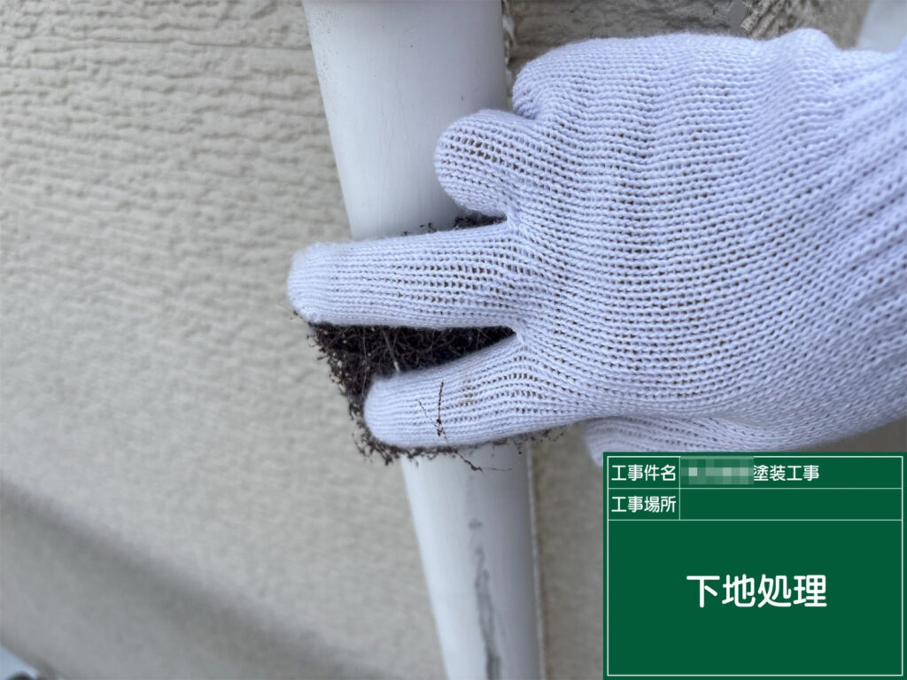 縦樋は形状に沿って丁寧にケレンを行い、表面の汚れや古い塗膜を落として下地を整えます。