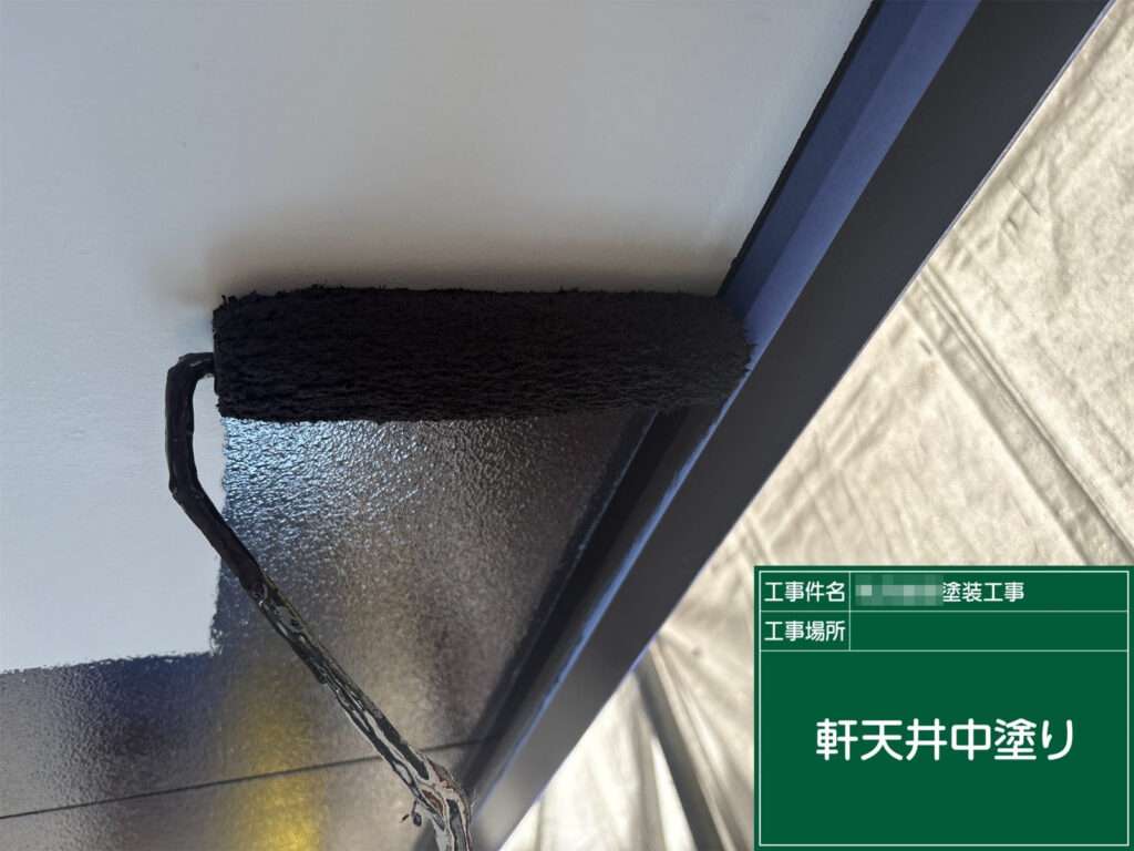 カビが発生しやすいケイカル板部分には、防カビ・防藻性に優れたマルチエースⅡを使用して塗装します。