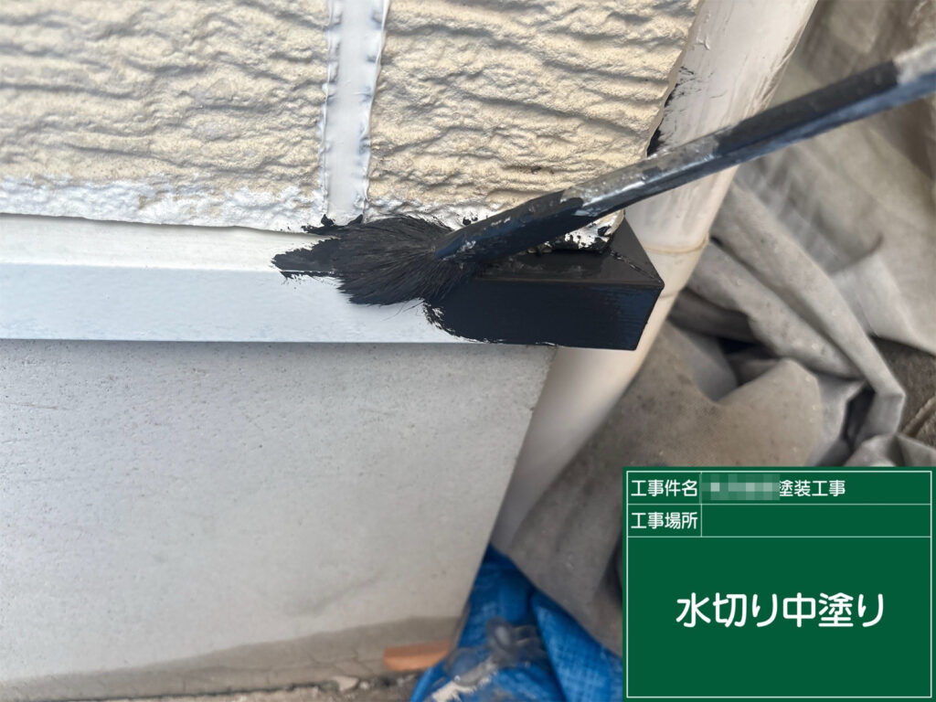 サビ止めの上から中塗りを行い、細かな部分まで塗料を行き渡らせて塗膜をつくります。