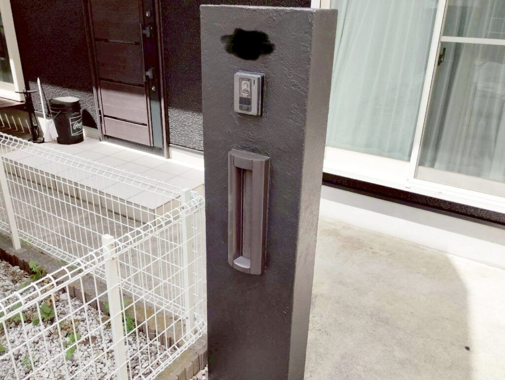 雨だれや黒ずみが目立っていた門塀も、建物とのバランスを考えた色合いで塗装しました。外壁と一体感のある仕上がりとなり、住まい全体の印象も引き締まりました。
