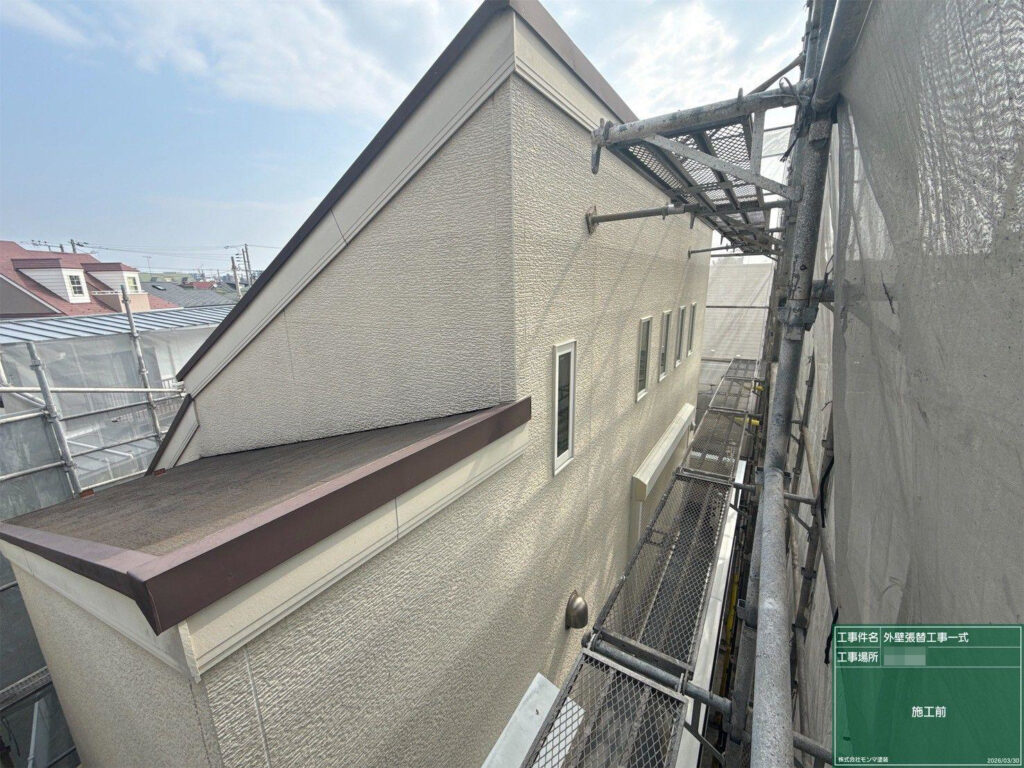 施工前：外壁には全体的に汚れや色あせが見られ、部分的にコケや黒ずみも確認