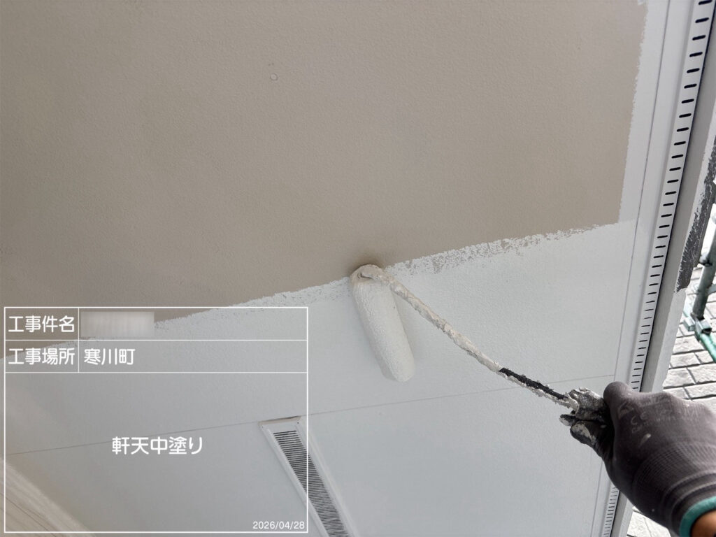 軒天には防カビ・防藻性を備えたマルチエースⅡを使用し、中塗りで塗膜の厚みを確保しながら表面を整えます。