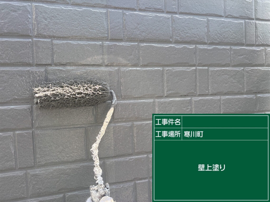 上塗りを重ねてミネラルグレイの3分艶に仕上げ、ベランダ部分を落ち着いたアクセントとして整えていきます。