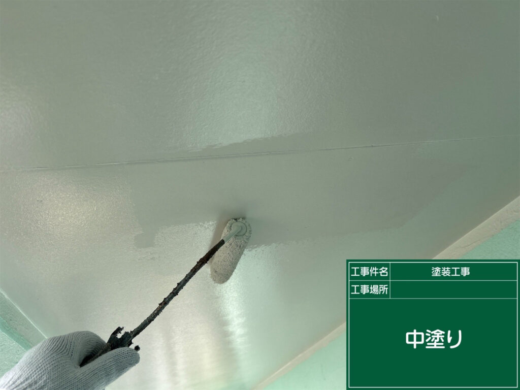軒天にマルチエースⅡを塗布し、湿気がこもりやすい部分を保護しながら、均一な下地を作ります。