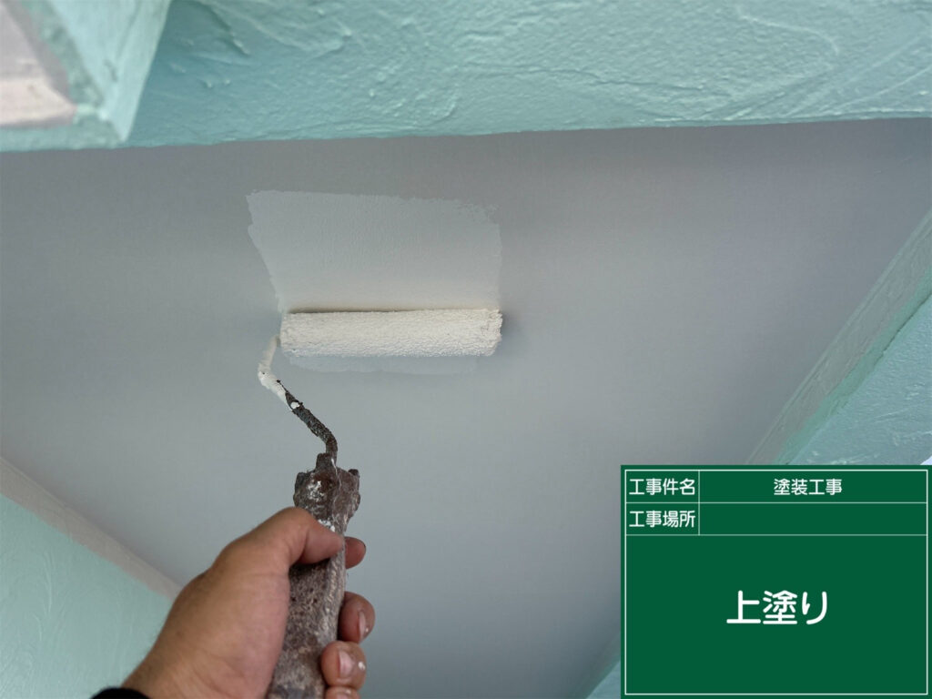 上塗りし、塗膜を重ねて表面を保護しながら、外壁や付帯部との色合いを整えて仕上げます。
