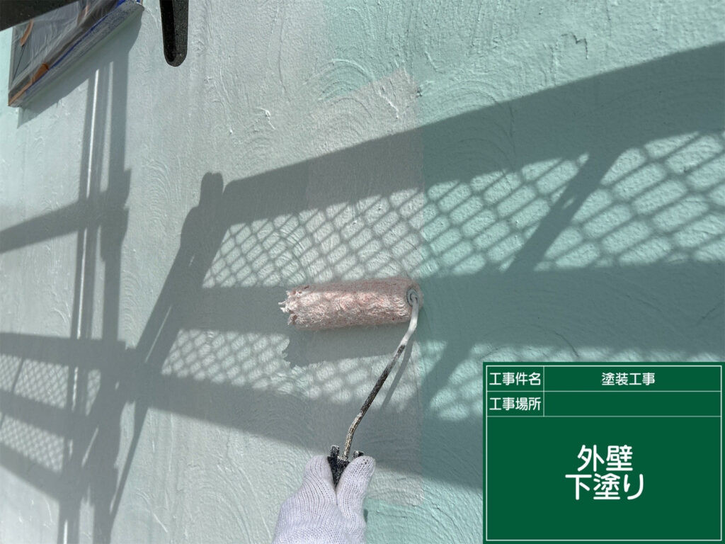 外壁全体に下塗り材を塗布し、下地への吸い込みを抑えながら、中塗り塗料が密着しやすい状態にします。