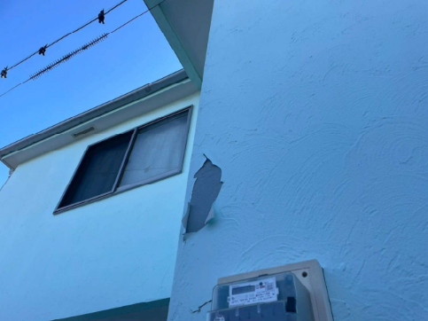 外壁の一部では塗膜が大きく剥がれ、下地が露出している箇所も見られるなど、劣化が進んでいました。